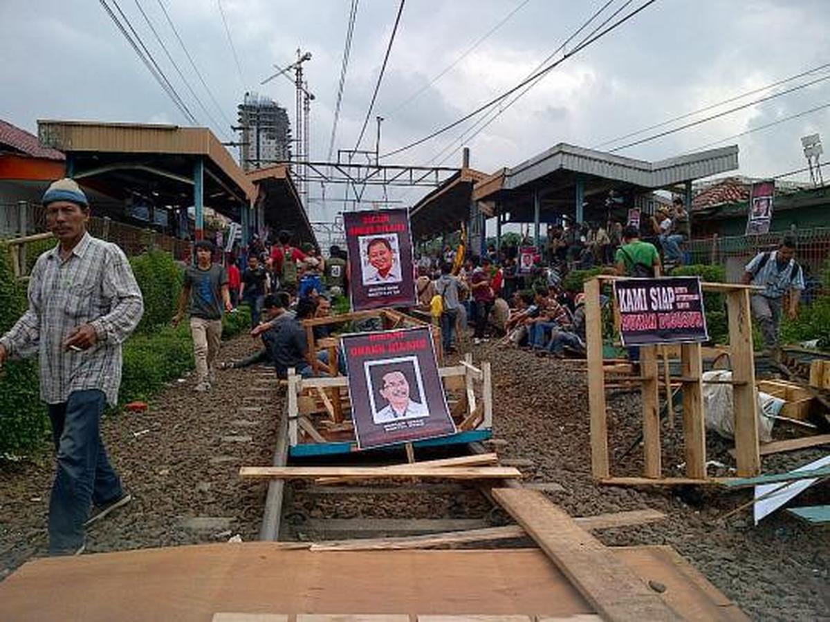 Ratusan pedagang dan mahasiswa blokir jalur KRL di Depok