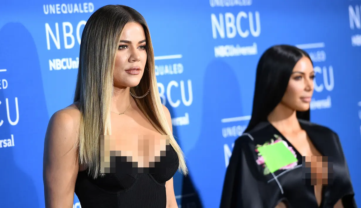 Khloe Kardashian dan Kim Kardashian saat menghadiri acara NBCUniversal Network 2017 Upfront di Radio City Music Hall, New York, 15 Mei 2017. (AFP Photo/ ANGELA WEISS)