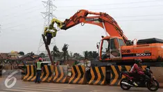 Pekerja menyelesaikan pembangunan Proyek jalan tol bekasi-cawang-kampung melayu (Becakayu), Jakarta, Sabtu (28/5) . Proyek tol yang sempat mangkrak ini terus dipercepat dan di targetkan akhir 2017 akan rampung. (Liputan6.com/Helmi Affandi)