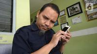 Kepala Sekolah Ade Ismail mengajar secara online di sekolah tunanetra Yayasan Raudlatul Makfufin, Buaran, Serpong, Tangerang Selatan, Banten, Senin (10/8/2020). Keterbatasan kuota internet membuat para guru membatasi waktu belajar yang berlangsung sejak pandemi COVID-19. (merdeka.com/Dwi Narwoko)