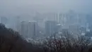 Pandangan umum menunjukkan bangunan diselimuti kabut pada hari yang tercemar di Seoul, Korea Selatan, Rabu (15/12/2021). (AFP/Anthony Wallace)