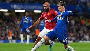 Alejandro Garnacho dan Bryan Mbeumo berebut bola dalam laga Liga Inggris antara Chelsea vs Manchester United di Stamford Bridge, 19 April 2026. (AP Photo/Kirsty Wigglesworth)