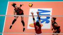 <p>Pemain Red Sparks, Lee Ye-sol (kiri) melepaskan spike yang berusaha diblok pemain tim putri Indonesia All Star, Ratri Wulandari pada laga ekshibisi bola voli fun volleyball di Indonesia Arena, Senayan, Jakarta, Sabtu (20/4/2024). Red Sparks menang 3-2 (25-17, 25-15, 19-25, 18-25 dan 15-12). (Bola.com/Bagaskara Lazuardi)</p>
