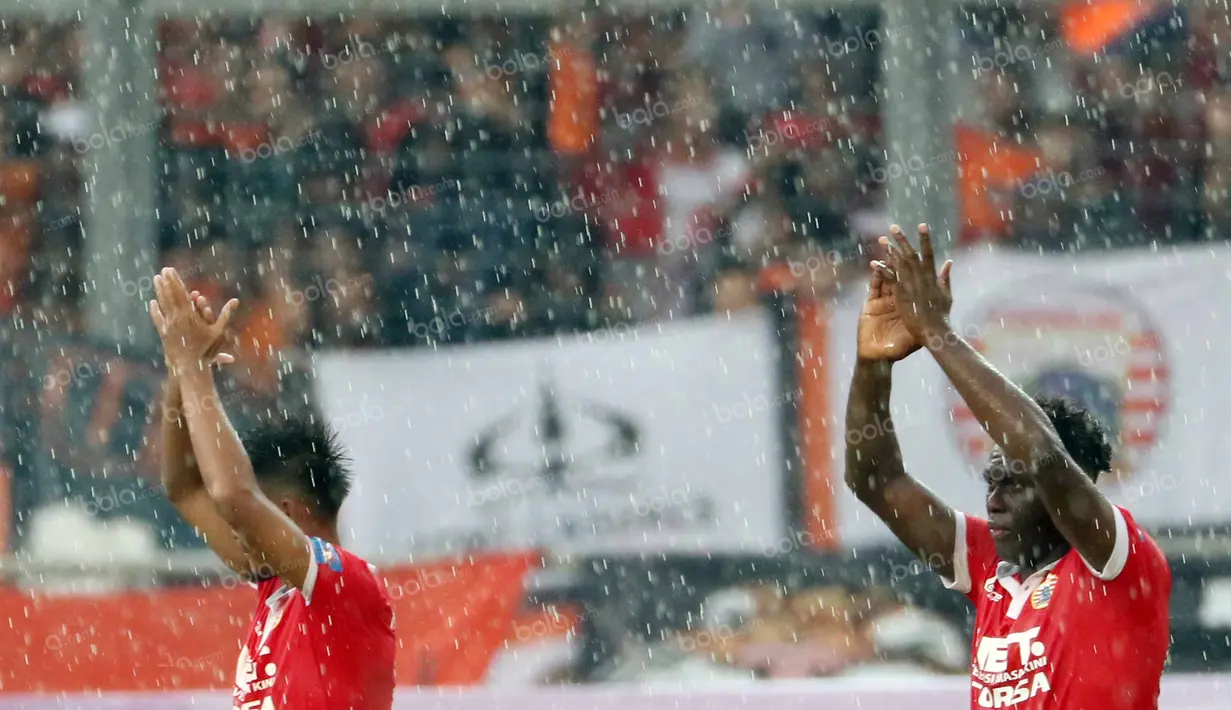 Pemain Persija Jakarta, Maman Abdurahman (kiri) dan rekannya Gilbert Flamengo merayakan kemenangan atas PSM Makassar pada laga Trofeo Persija di Stadion Utama Gelora Bung Karno, Jakarta, Sabtu (9/4/2016). (Bola.com/Nicklas Hanoatubun)