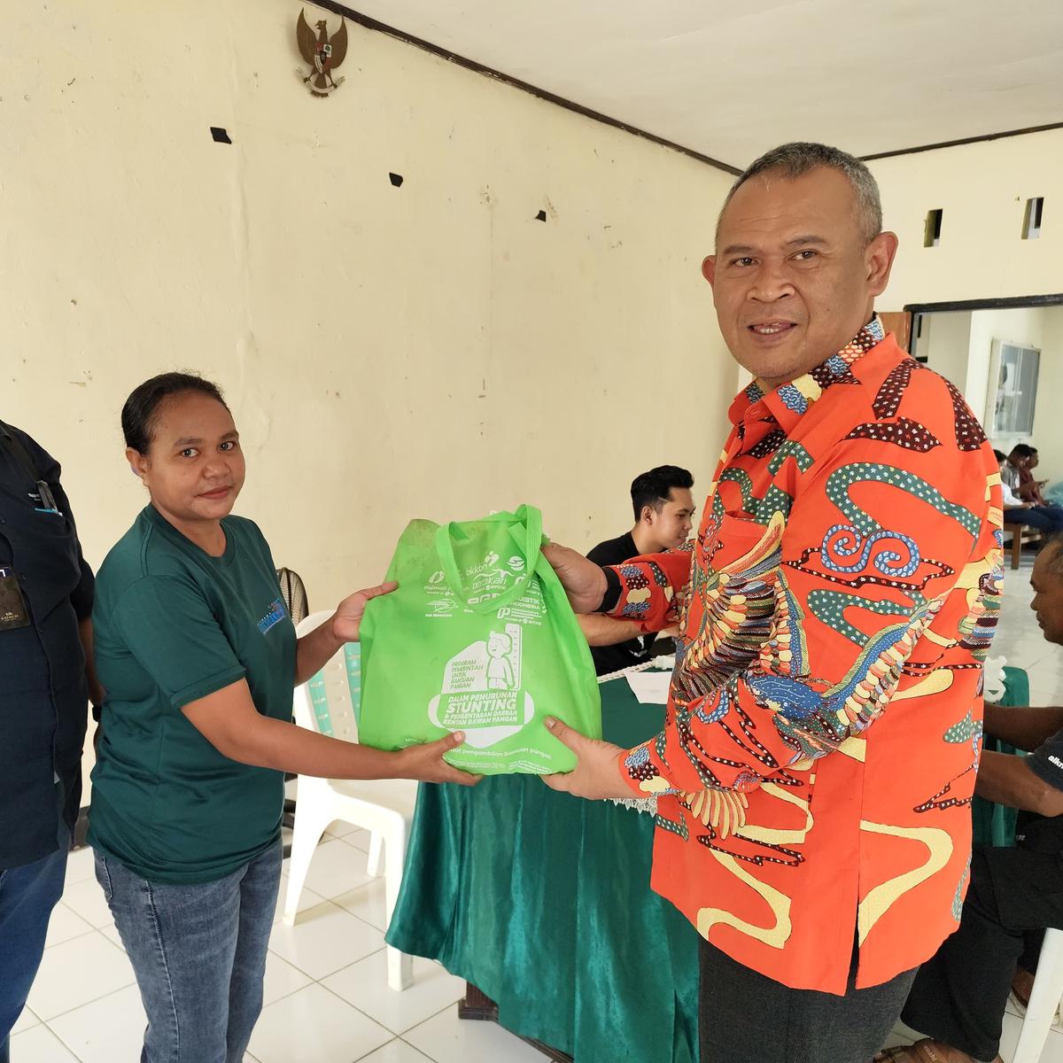 Rajawali Nusindo Salurkan 438 Ribu Paket Bantuan Pangan di NTT