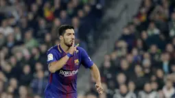 Penyerang Barcelona, Luis Suarez menerima 290.000 pound sterling per minggu dari Barcelona  dengan kontrak hingga 2021. (AFP/Cristina Quicler)