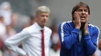 Pelatih Chelsea, Antonio Conte saat mengintruksikan para pemainnya saat bertanding FA Community Shield di Stadion Wembley, London, Inggris (6/8). The Gunners mengangkat trofi usai menang 3-1 atas Chelsea dalam adu penalti. (AP Photo/Frank Augstein)