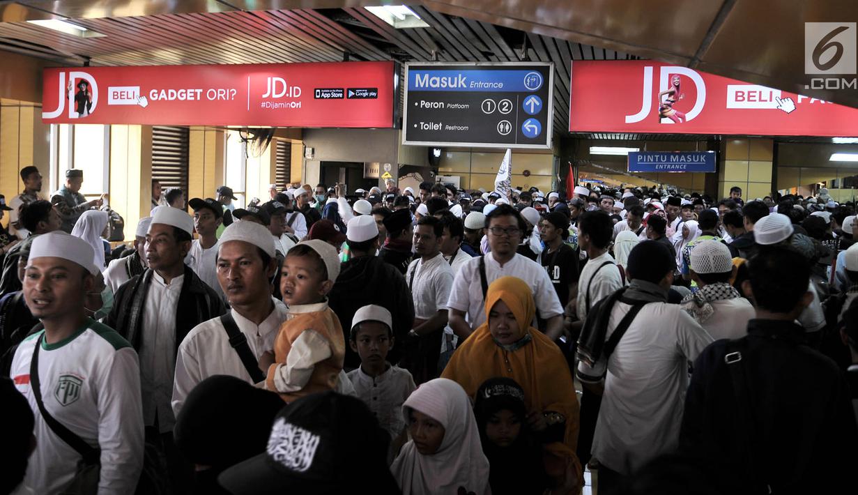 Peserta Reuni 212 berdesakan saat menuju pintu keluar Stasiun Gondangdia, Jakarta, Minggu (2/12). Antrean tersebut terkait acara Reuni 212 yang digelar di Monumen Nasional atau yang populer dengan Monas. (Merdeka.com/Iqbal S. Nugroho)