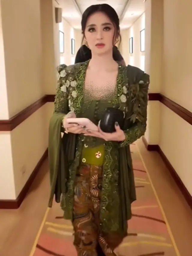 6 Detail Penampilan Dewi Perssik Pakai Kebaya Hijau Zamrud di HUT TNI, Memukau
