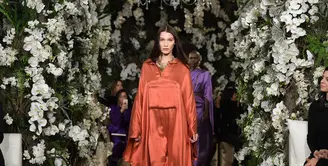 Bella Hadid, terkenal sebagai model papan atas ini untuk pertama kalinya tampil berbicara soal agama. Ia juga menceritakan sosok ayahnya yang lahir sebagai Muslim dan Bella pun mengungkap kebanggaannya itu. (AFP/Bintang.com)