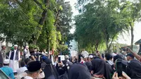 Ratusan umat islam dari berbagai Organisasi Masyarakat (Ormas) menggelar aksi solidaritas untuk Palestina di depan Gedung DPRD Sumut, Jalan Imam Bonjol, Kota Medan