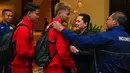 Ketua Umum Persatuan Sepak Bola Seluruh Indonesia (PSSI), Erick Thohir (kedua kanan) menyalami Hokky Caraka dan Muhammad Ferarri saat melepas pemain Timnas Indonesia yang akan terbang menuju Australia di Hotel Fairmont, Jakarta, pada Minggu (16/3/2025). (Foto: Dokumentasi PSSI)