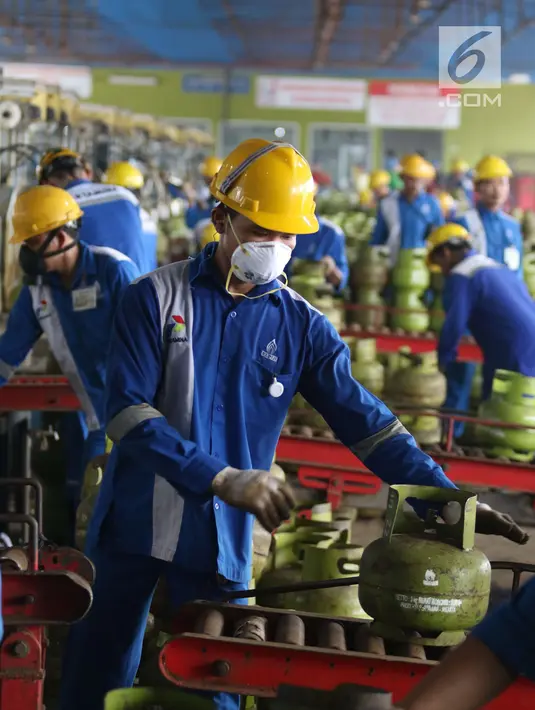 Pekerja melakukan proses pengisian LPG ke tabung Elpiji 3 kg di Depot LPG Tanjung Priok, Jakarta, Senin (21/5). Pertamina meningkatkan produksi pengisian tabung Elpiji 3 Kg sebanyak 4 persen selama bulan Ramadan. (Liputan6.com/Angga Yuniar)