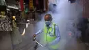 Pekerja kota melakukan fogging atau pengasapan daerah padat penduduk di New Delhi, India, Rabu (27/10/2021). New Delhi telah melaporkan ratusan kasus demam berdarah, dengan lebih dari 200 kasus baru dalam seminggu terakhir, menurut laporan yang dirilis pada hari Senin. (AP Photo/Manish Swarup)