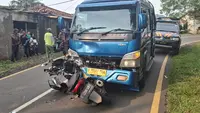 Kecelakaan Pemotor 'Adu Banteng' dengan Elf, Korban Luka Parah di Kepala