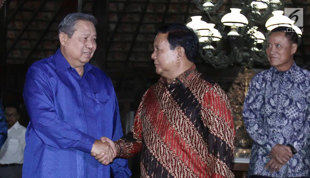 Ketua Umum Partai Demokrat Susilo Bambang Yudhoyono dan Ketum Partai Gerindra Prabowo Subianto berjabat tangan usai memberikan keterangan pers di Kediaman SBY di Cikeas, Bogor, Kamis (27/7). (Liputan6.com/Herman Zakharia)