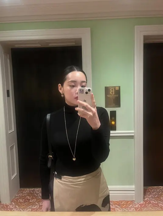 Kim Minha juga kenakan Miss Dior Flap Bag seharga Rp67jutaan dan kalung Étoile des Vents Rp37jutaan [Dior]