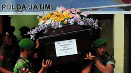 Salah satu jenazah korban pesawat AirAsia QZ8501 yang diserahkan ke pihak keluarga di RS Bhayangkara, Surabaya, Jumat (2/1/2015) adalah jenazah pramugari Khairunisa. (Liputan6.com/Johan Tallo)