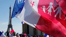Pengunjuk rasa memadati sekitaran menara Eiffel di Paris, Prancis, Minggu (16/10). Mereka membawa bendera yang bertuliskan "La Manif Pour Tous" dan menentang pernikahan sejenis. (Reuters/ Benoit Tessier)