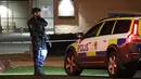 Petugas berjaga di areal kantor polisi yang meledak di Helsingborg, Swedia (18/10). Kejahatan mengalami peningkatan di Swedia Selatan dengan banyaknya penembakan di wilayah tersebut. (AFP Photo/TT News Agency /Johan Nilsson/Sweden Out)