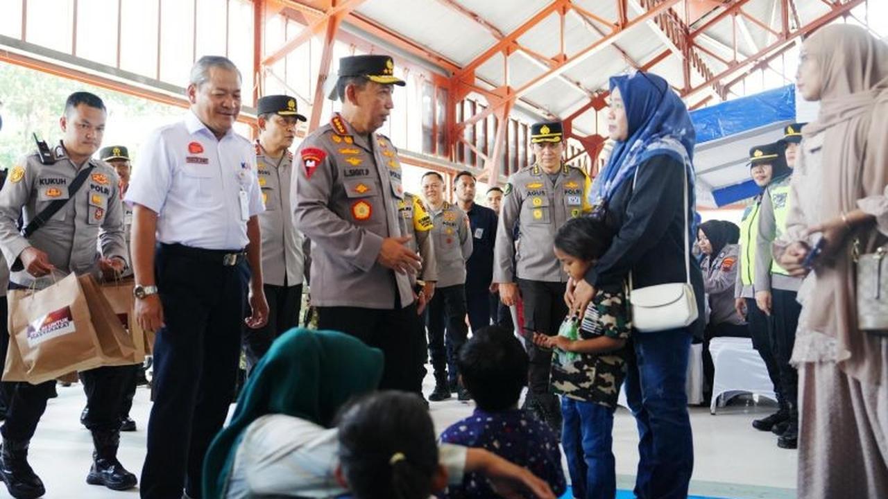 Kapolri Tinjau Kesiapan Pengamanan Nataru di Stasiun Tawang Semarang, Pastikan Kenyamanan Penumpang
