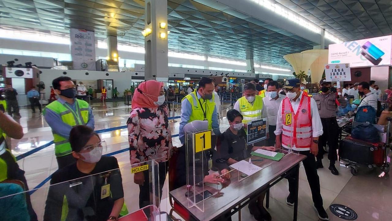 enteri Perhubungan Budi Karya Sumadi, memantau langsung aktifitas Bandara Internasional Soekarno Hatta (Soetta), Tangerang, Selasa (11/5/2021)