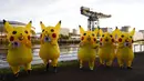 Aktivis berpakaian Pokemon Pikachu saat memprotes dukungan Jepang terhadap industri batu bara dekat KTT Iklim PBB COP26 di Glasgow, Skotlandia, 4 November 2021. KTT ini mengumpulkan para pemimpin dunia untuk menjabarkan visi mereka dalam mengatasi pemanasan global. (AP Photo/Alberto Pezzali)