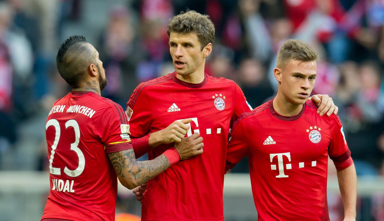 Para pemain Bayern Munchen merayakan kemenangan 4-0 atas FC Koln pada laga Bundesliga di Stadion Allianz Arena, Jerman, Sabtu (24/10/2015). (EPA/Svena Hoppe)