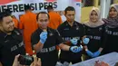 Petugas kepolisian memperlihatkan barang bukti sisik satwa trenggiling di Mapolresta Banda Aceh, Aceh, Rabu (21/8/2019). Polisi membekuk tiga orang secara terpisah, yang diduga merupakan eksekutor dan penjual hewan dilindungi tersebut dengan harga Rp 3 juta perkilogramnya. (CHAIDEER MAHYUDDIN/AFP)