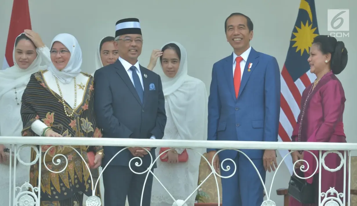 Presiden Joko Widodo saat menerima kunjungan kenegaraan Raja Malaysia Yang Dipertuan Agong XVI Al-Sultan Abdullah Al-Mustafa Billah Shah Ibni Almarhum Sultan Haji Ahmad Shah Al-Musta'in Billah di Istana Bogor, Jawa Barat, Selasa (27/8/2019). (Liputan6.com/Pool/Seskab:Abdurahman)