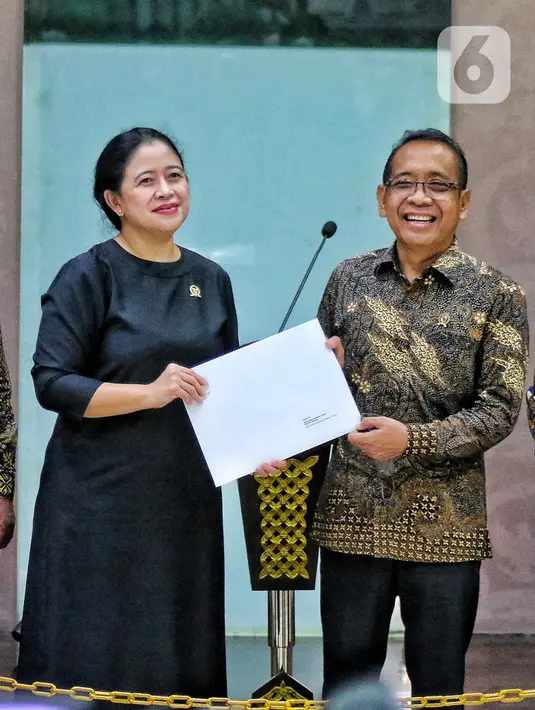 Menteri Sekretariat Negara Pratikno menyerahkan Surat Presiden penunjukan Panglima TNI kepada Ketua DPR Puan Maharani di Media Center DPR, Senayan, Jakarta, Senin (28/11/2022). Presiden Joko Widodo menunjuk Kepala Staf Angkatan Laut (KSAL) Laksamana TNI Yudo Margono sebagai calon Panglima TNI menggantikan Jenderal Andika Perkasa yang akan memasuki masa pensiun pada 21 Desember 2022 mendatang. (Liputan6.com/Angga Yuniar)
