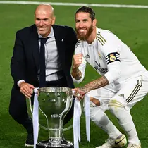 Pelatih Real Madrid, Zinedine Zidane, dan Sergio Ramos merayakan juara La Liga usai timnya mengalahkan Villreal pada laga lanjutan pekan ke-37 di Estadio Alfredo Di Stefano, Jumat (17/7/2020) dini hari WIB. (AFP/Gabriel Bouys)