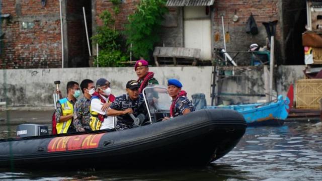 Menteri PUPR Basuki Hadimuljono meninjau lokasi penanganan banjir rob dan tanggul laut yang jebol di Pelabuhan Tanjung Emas. (Dok Kementerian PUPR)