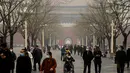 Orang-orang tiba di pintu masuk Kota Terlarang pada hari kedua Tahun Baru Imlek di pintu keluar Kota Terlarang di Beijing (13/2/2021). Tahun Baru Imlek menandai Tahun Sapi pada 12 Februari. (AFP Photo/Noel Celis)