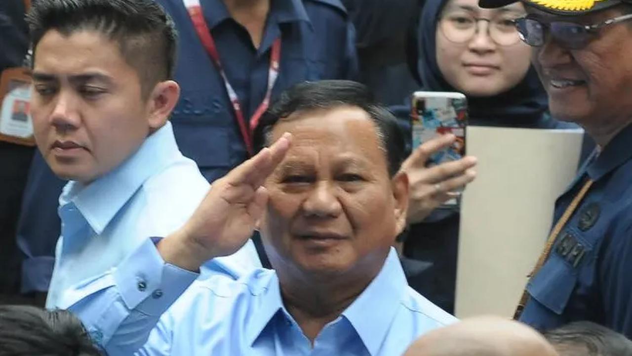 Prabowo dengan pose hormatnya juga tampak menyapa saat menyaksikan momen penyerahan piagam tersebut.