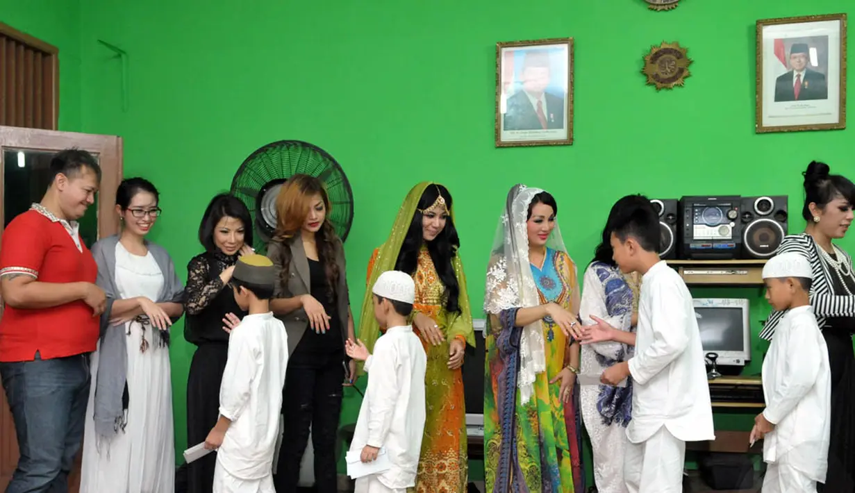 Bintang film Eyang Kubur ini juga turut membagikan santunan kepada sejumlah anak yatim di yayasan Muhammadiyah, Jakarta, (14,7/14) (Liputan6.com/ Panji Diksana)
