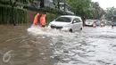 Sejumlah kendaraan menerobos banjir di kawasan Kemang, Jakarta Selatan, Rabu (26/4). Akibat hujan deras, kawasan di Jalan Kemang kembali tergenang air. (Liputan6.com/Yoppy Renato)