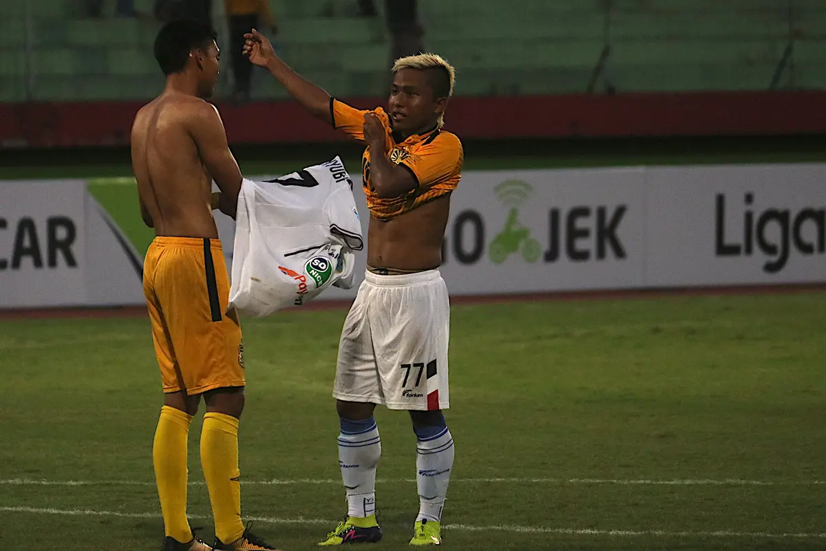 Pemain Bhayangkara FC, Dendy Sulistyawan, dan penggawa Persela Lamongan, Fahmi Al Ayyubi
