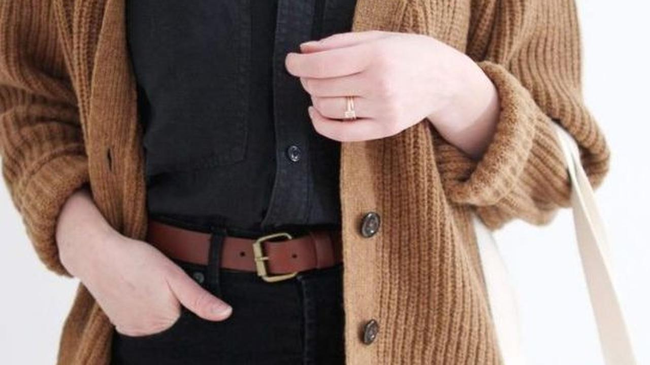 <b>Kombinasi Kemeja Hitam dan Outer</b>