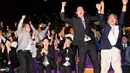 Sejumlah atlet bergembira usai mendengar keputusan presiden Komite Olimpiade Internasional (IOC), Jacques Rogge di Buenos Aires, Argentina, Sabtu (07/09/13) pada acara livestreaming di Tokyo. (AFP/Toshifumi Kitamura/wwn)