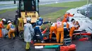 Mobil Jules Bianchi setelah menabrak mobil derek yang sedang mengevakuasi mobil Adrian Sutil. (EPA)