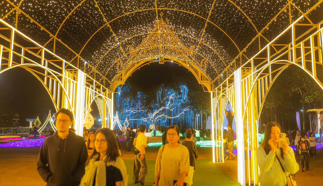 Pengunjung dapat menjelajahi taman-taman megah yang dihiasi dengan jutaan bunga, termasuk tulip, lili, anggrek, dan bunga lokal lainnya. Tampak dalam foto, pengunjung menikmati suasana Charming Chiang Mai Flower Festival di Chiang Mai, Thailand, pada Kamis (11/12/2025). (Bola.com/Bagaskara Lazuardi)