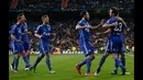 Bek Schalke 04, Christian Fuchs (kanan) merayakan selebrasi bersama pemain lainnya usai mencetak gol di leg kedua 16 besar Liga Champions di Stadion Santiago Bernabeu, Spanyol, (10/3/2015). Schalke 04 Menang 4-3 atas Real Madrid. (Reuters/Juan Medina)