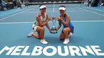 Alexandra Eala dari Filipina (kiri) dan Priska Madelyn Nugroho dari Indonesia berpose dengan piala usai mengalahkan Ziva Falkner (Slovenia)/Matilda Mutavdzic (Inggris) pada final Australia Terbuka Junior 2020 di Melbourne, Jumat (31/1/2020). Priska/Alexandra menang 6-1, 6-2. (AP/Dita Alangkara)