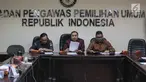 Anggota Bawaslu Muchamad Afifudin (tengah) dan Fritz Siregar menyampaikan temuan dari hasil pengawasan selama tahap pendaftaran dan verifikasi partai politik calon peserta pemilu 2019 di Bawaslu, Jakarta, Selasa (17/10). (Liputan6.com/Faizal Fanani)