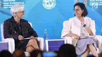 Menkeu Sri Mulyani (kanan) dan Managing Director IMF Christine Lagarde saat menjadi pembicara dalam pertemuan tahunan IMF-Bank Dunia 2018 di Bali, Selasa (9/10). Pertemuan bertema 'Empowering Women In The Workplace'. (Liputan6.com/Angga Yuniar)