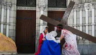 Sejumlah umat kristiani saat menggelar prosesi peringatan Jalan Salib pada perayaan Jumat Agung di Gereja Katedral, Jakarta , Jumat (29/3/2024). (Liputan6.com/Herman Zakharia)