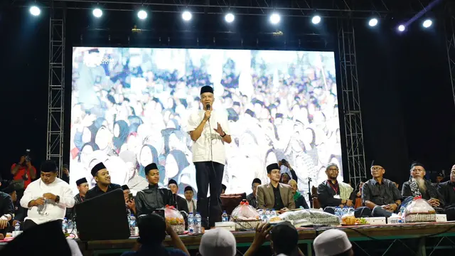 Ganjar Pranowo bersholawat bersama Habib Zaidan bin Yahya, pemimpin sekaligus penggagas Majelis Sholawat Sekar Langit di Temanggung, Jawa Tengah.