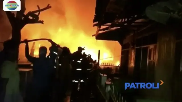 Tujuh rumah terbakar akibat ada yang tidak berhati-hati saat membakar sampah di gudang penampungan limbah di Bekasi, Jawa Barat.