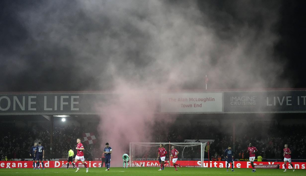 Saat itu, Swindown Town sudah tertinggal 0-3 dari Manchester City. Laga tersebut memang berjalan tidak seimbang karena perbedaan level diantara kedua klub. (AP/Kirsty Wigglesworth)